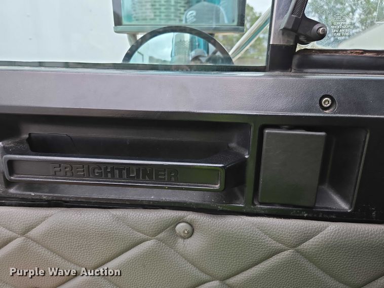 image for item YA1471 2000 Freightliner Classic XL semi truck