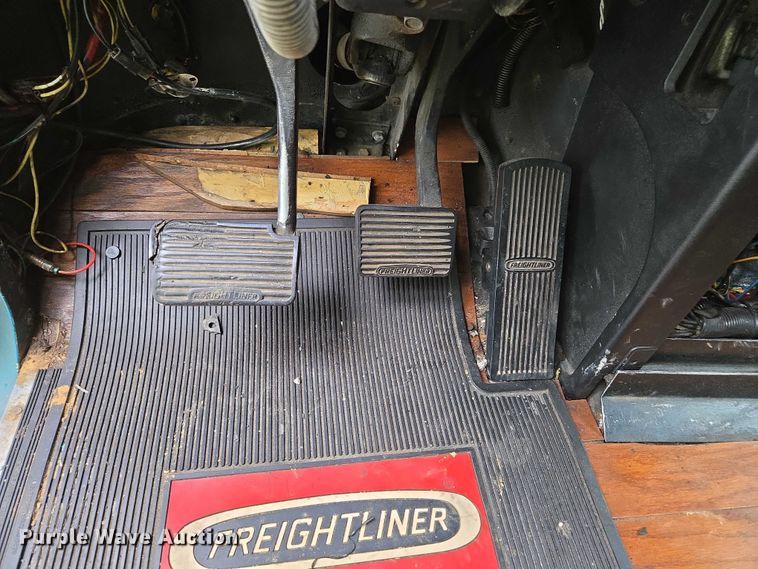 image for item YA1471 2000 Freightliner Classic XL semi truck