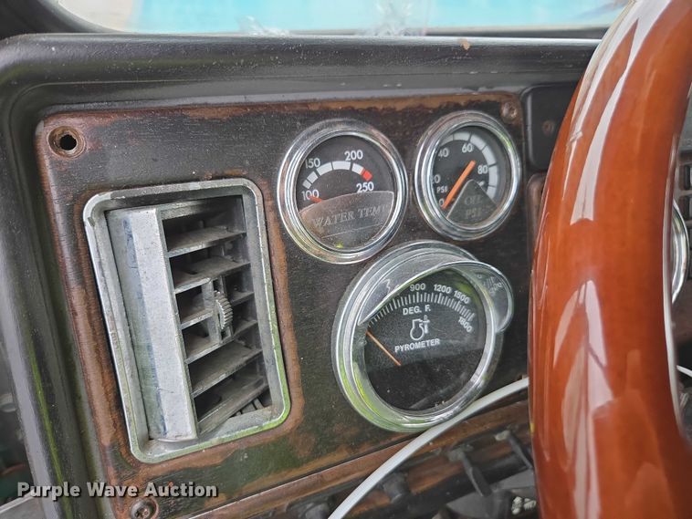 image for item YA1471 2000 Freightliner Classic XL semi truck