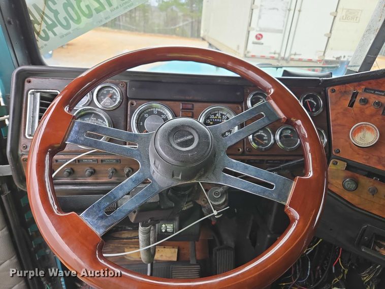 image for item YA1471 2000 Freightliner Classic XL semi truck