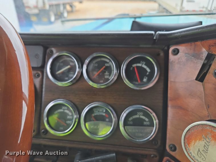 image for item YA1471 2000 Freightliner Classic XL semi truck