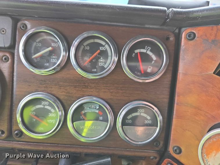 image for item YA1471 2000 Freightliner Classic XL semi truck