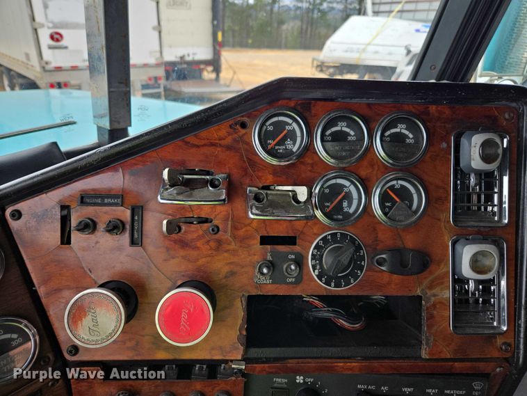 image for item YA1471 2000 Freightliner Classic XL semi truck