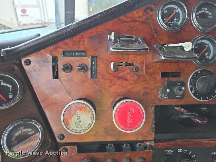 image for item YA1471 2000 Freightliner Classic XL semi truck