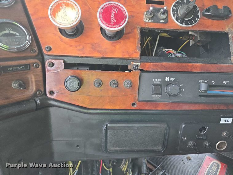 image for item YA1471 2000 Freightliner Classic XL semi truck