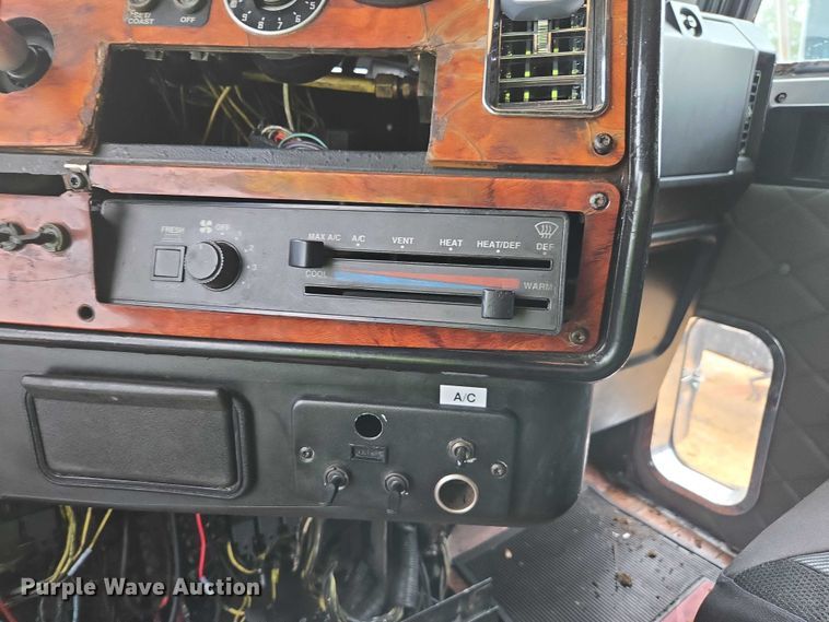 image for item YA1471 2000 Freightliner Classic XL semi truck