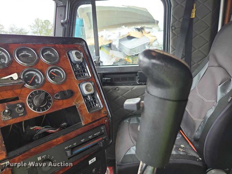 image for item YA1471 2000 Freightliner Classic XL semi truck