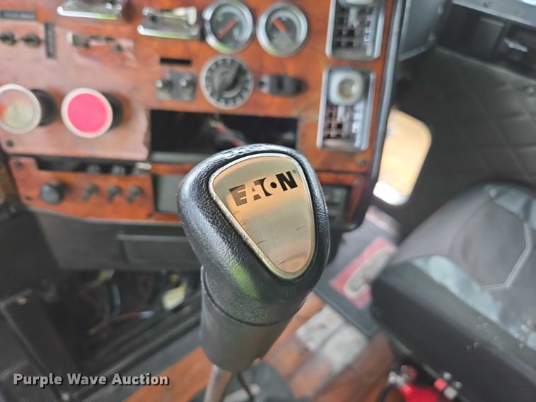 image for item YA1471 2000 Freightliner Classic XL semi truck