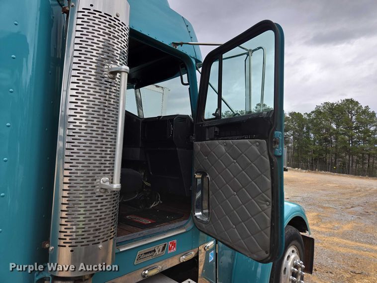 image for item YA1471 2000 Freightliner Classic XL semi truck