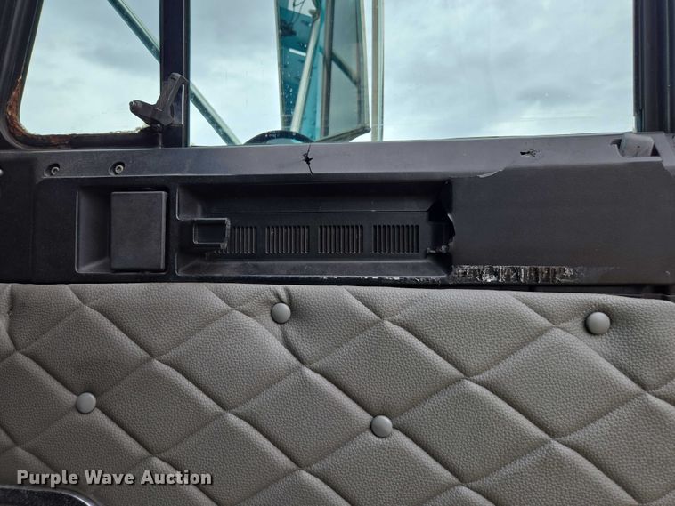 image for item YA1471 2000 Freightliner Classic XL semi truck