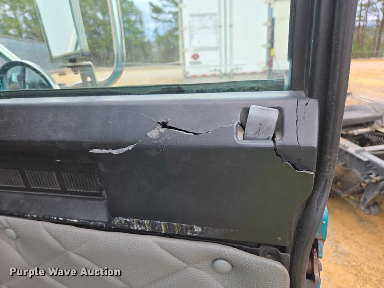 image for item YA1471 2000 Freightliner Classic XL semi truck