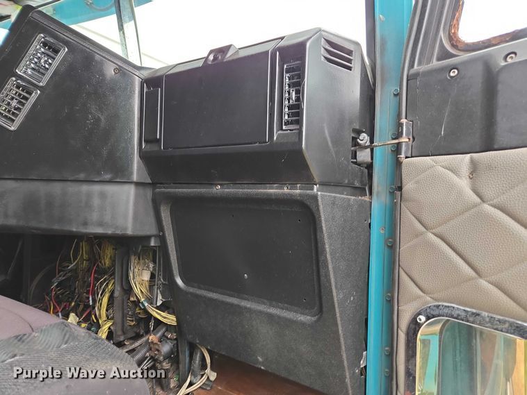 image for item YA1471 2000 Freightliner Classic XL semi truck