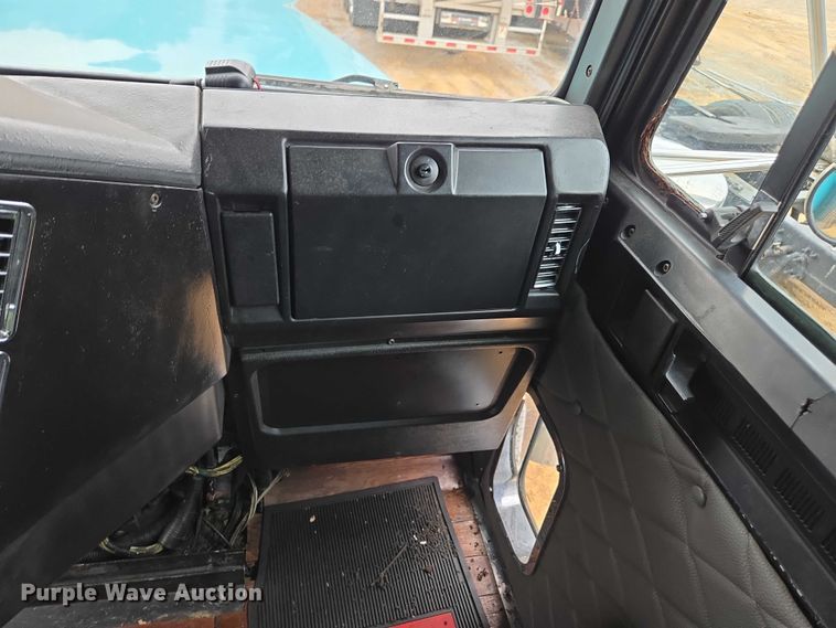 image for item YA1471 2000 Freightliner Classic XL semi truck