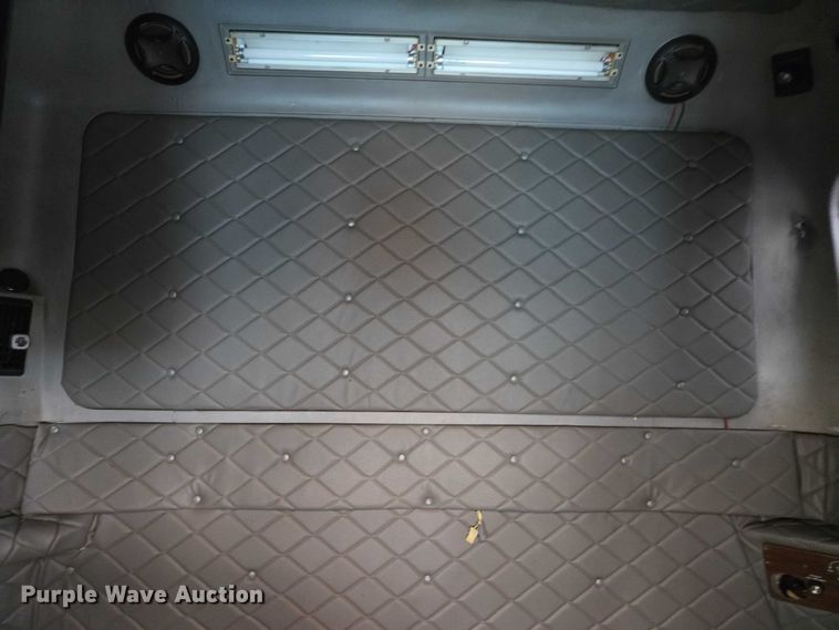 image for item YA1471 2000 Freightliner Classic XL semi truck