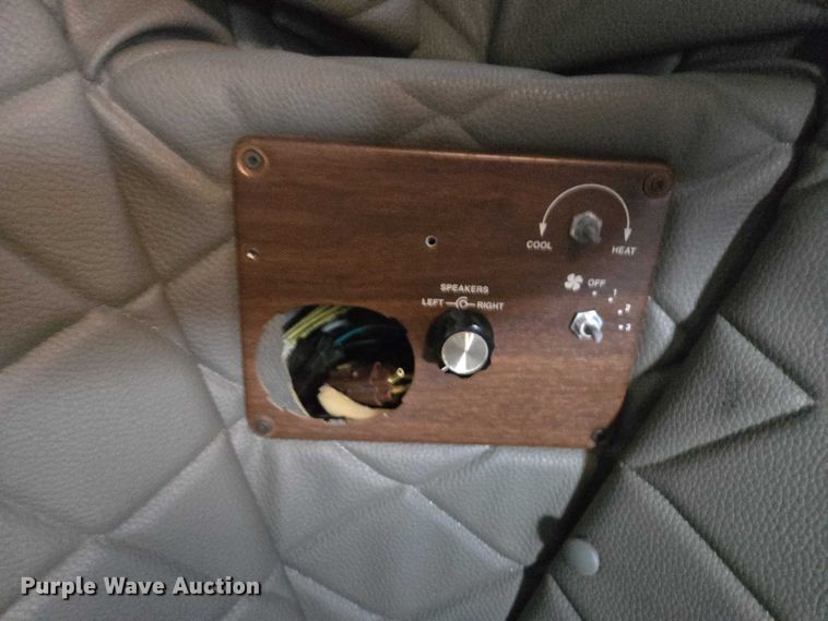 image for item YA1471 2000 Freightliner Classic XL semi truck