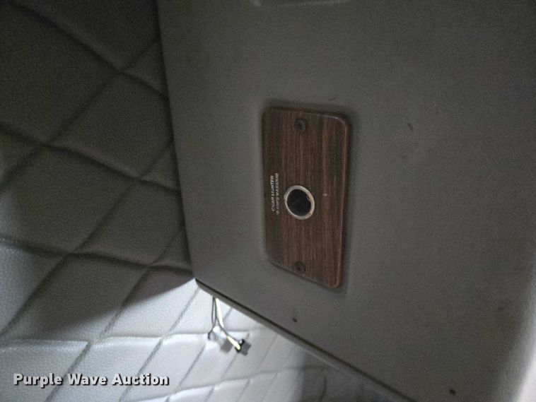 image for item YA1471 2000 Freightliner Classic XL semi truck