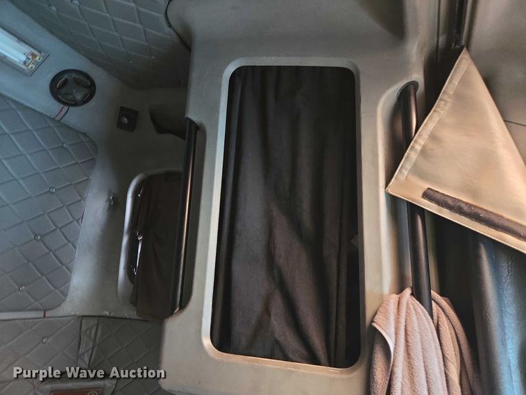 image for item YA1471 2000 Freightliner Classic XL semi truck