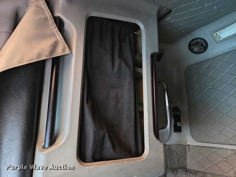 image for item YA1471 2000 Freightliner Classic XL semi truck