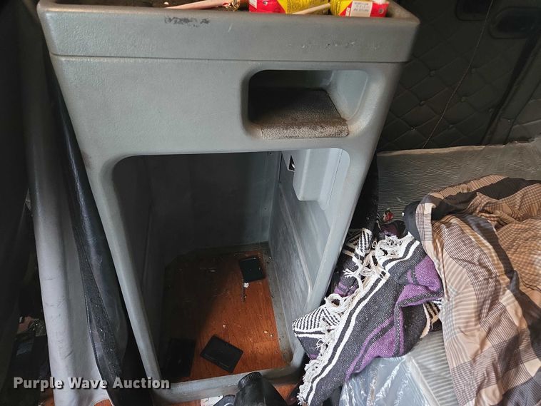 image for item YA1471 2000 Freightliner Classic XL semi truck