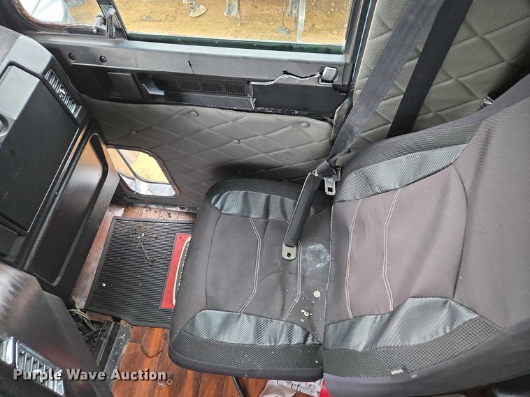 image for item YA1471 2000 Freightliner Classic XL semi truck