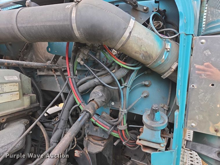 image for item YA1471 2000 Freightliner Classic XL semi truck