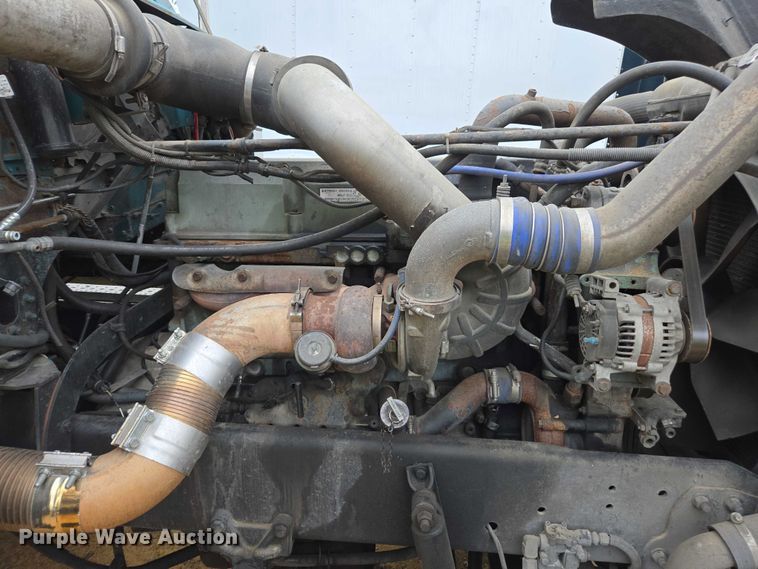 image for item YA1471 2000 Freightliner Classic XL semi truck