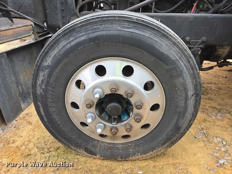 image for item YA1471 2000 Freightliner Classic XL semi truck