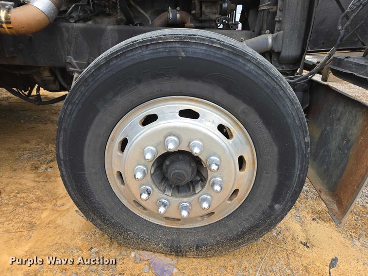 image for item YA1471 2000 Freightliner Classic XL semi truck