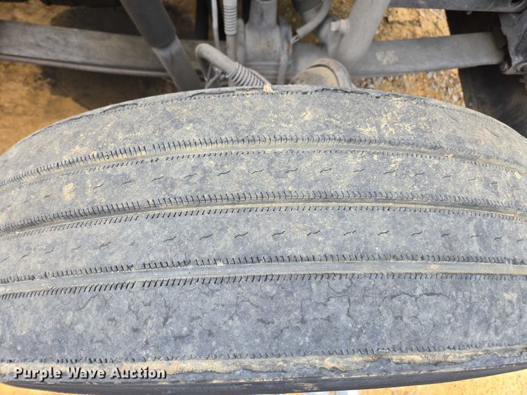 image for item YA1471 2000 Freightliner Classic XL semi truck