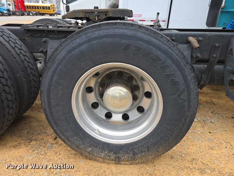 image for item YA1471 2000 Freightliner Classic XL semi truck