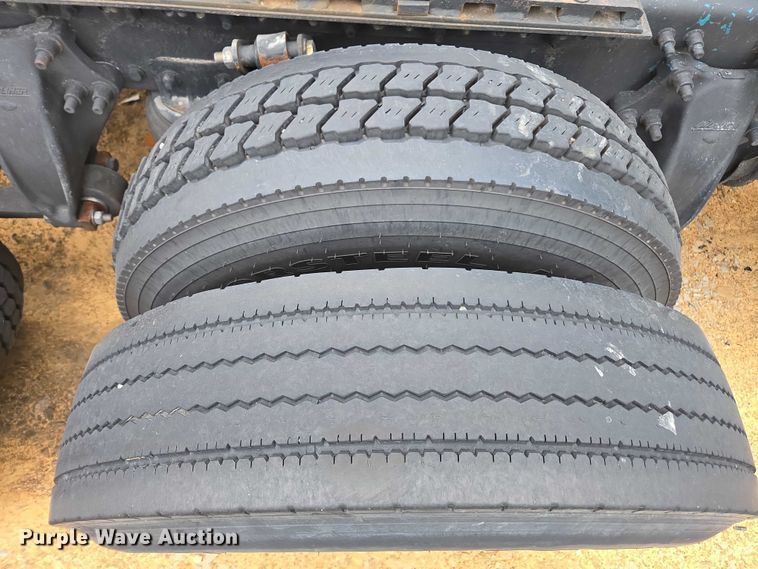 image for item YA1471 2000 Freightliner Classic XL semi truck