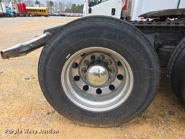 image for item YA1471 2000 Freightliner Classic XL semi truck