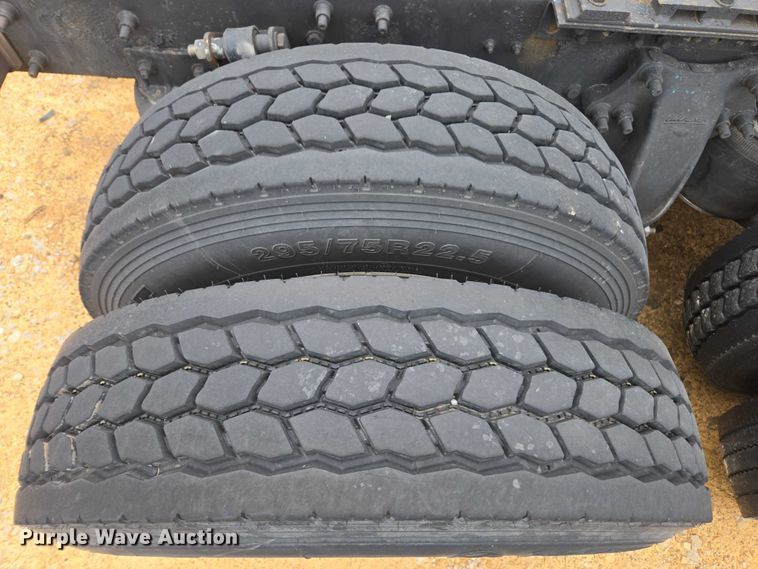 image for item YA1471 2000 Freightliner Classic XL semi truck