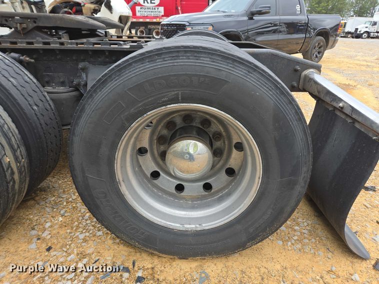 image for item YA1471 2000 Freightliner Classic XL semi truck