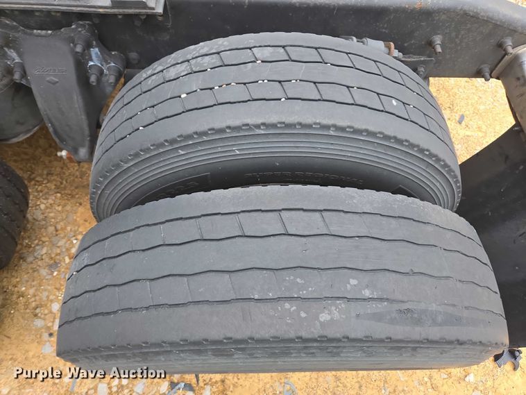 image for item YA1471 2000 Freightliner Classic XL semi truck