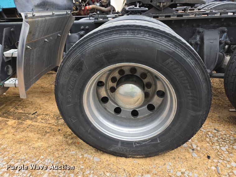 image for item YA1471 2000 Freightliner Classic XL semi truck