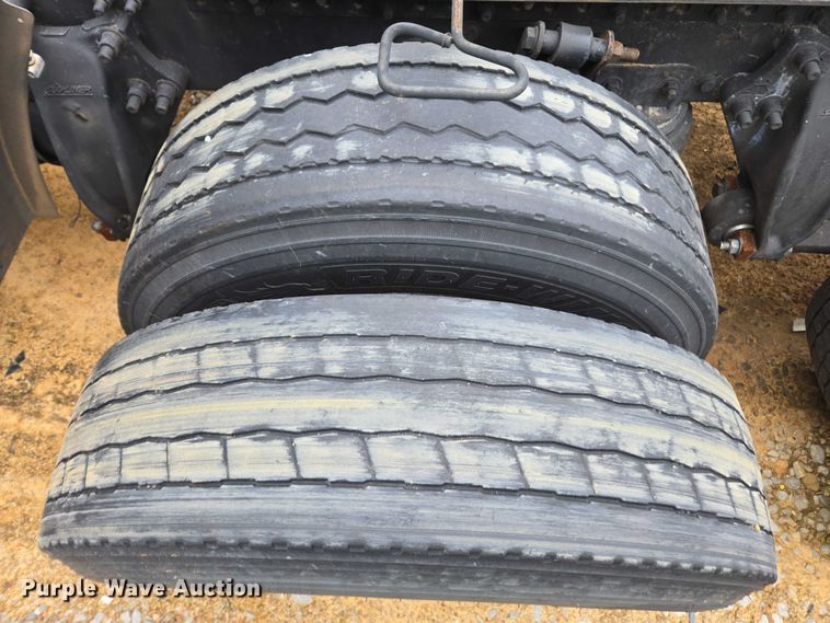 image for item YA1471 2000 Freightliner Classic XL semi truck