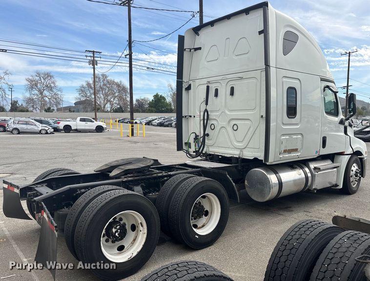 image for item YA1507 2019 Freightliner Cascadia semi truck