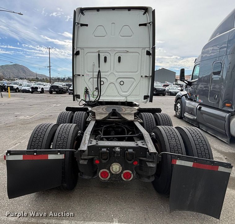 image for item YA1507 2019 Freightliner Cascadia semi truck