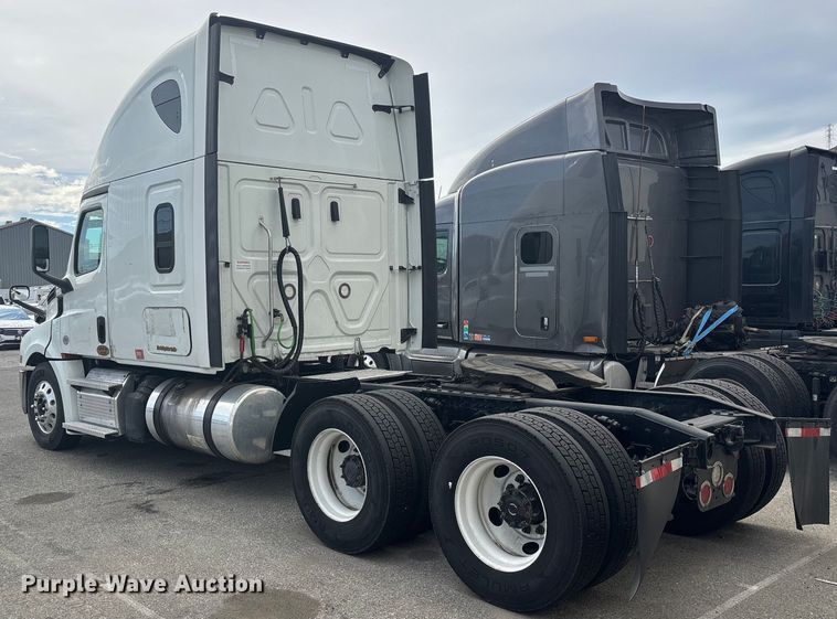 image for item YA1507 2019 Freightliner Cascadia semi truck