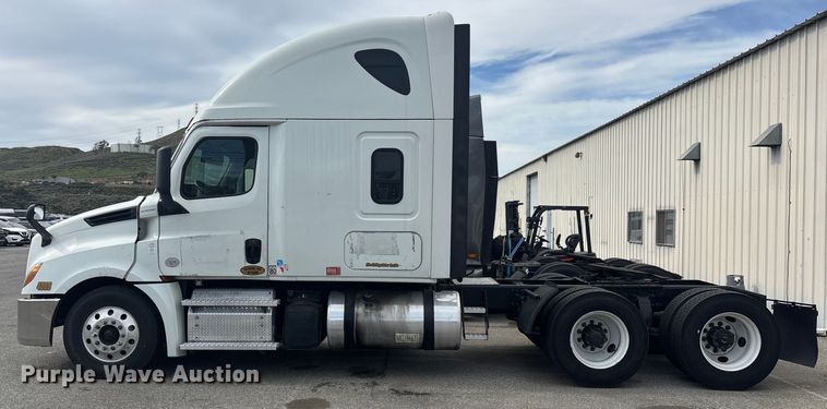 image for item YA1507 2019 Freightliner Cascadia semi truck