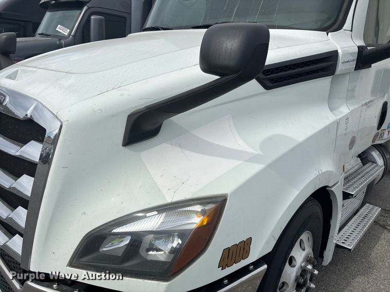 image for item YA1507 2019 Freightliner Cascadia semi truck