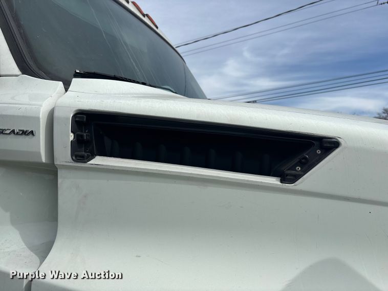 image for item YA1507 2019 Freightliner Cascadia semi truck