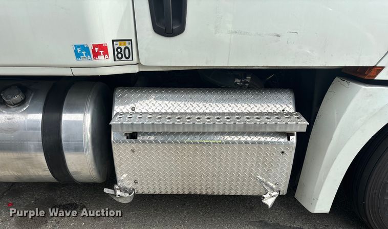 image for item YA1507 2019 Freightliner Cascadia semi truck