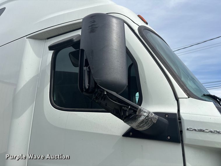 image for item YA1507 2019 Freightliner Cascadia semi truck