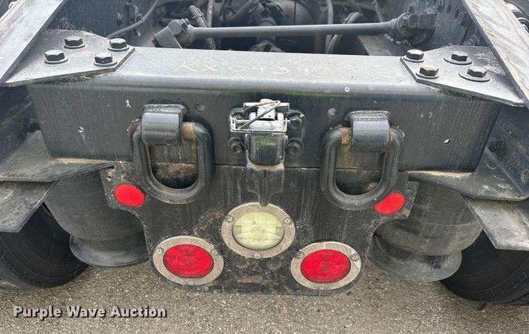 image for item YA1507 2019 Freightliner Cascadia semi truck