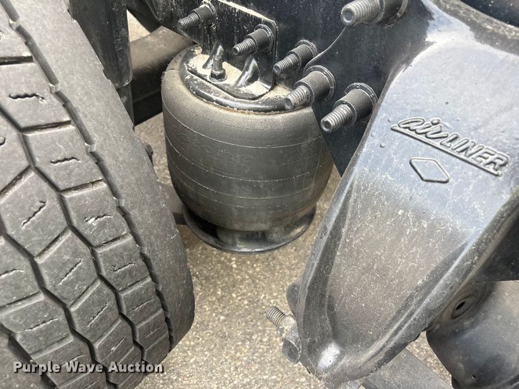 image for item YA1507 2019 Freightliner Cascadia semi truck