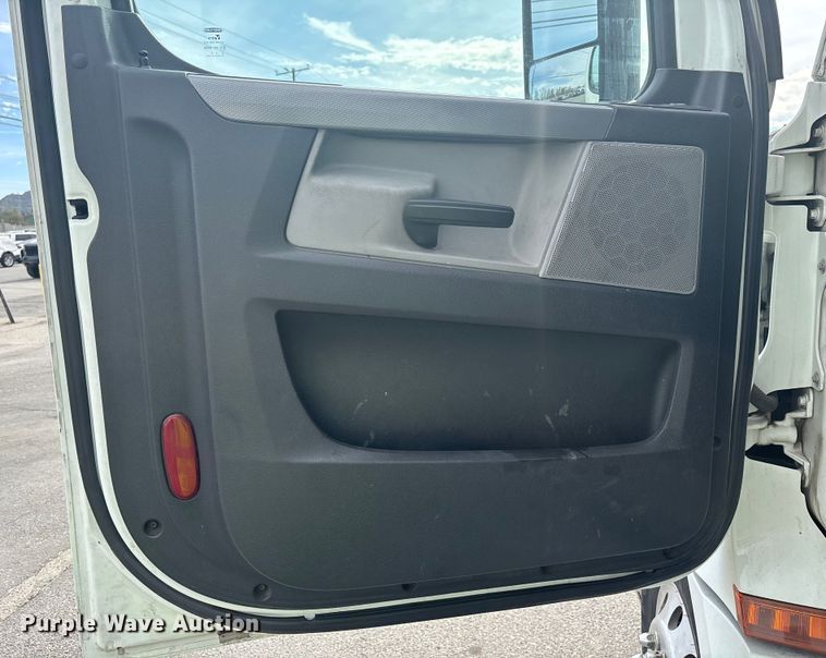 image for item YA1507 2019 Freightliner Cascadia semi truck