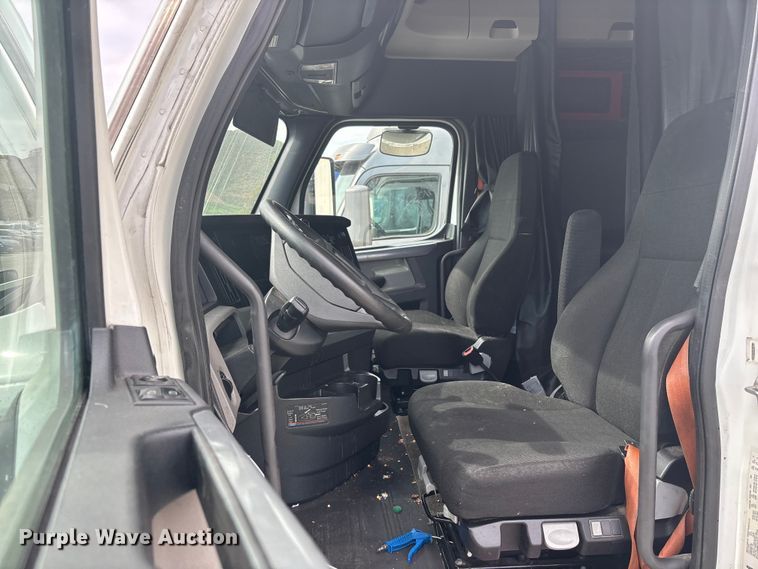 image for item YA1507 2019 Freightliner Cascadia semi truck