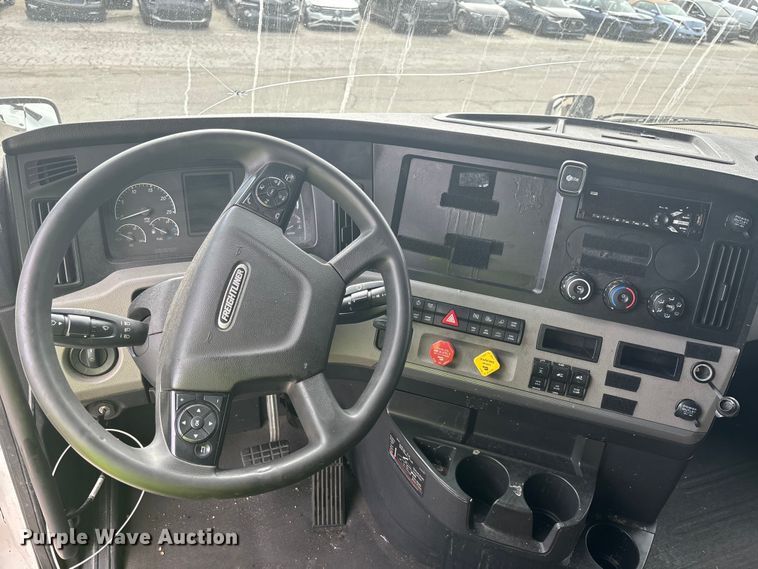 image for item YA1507 2019 Freightliner Cascadia semi truck